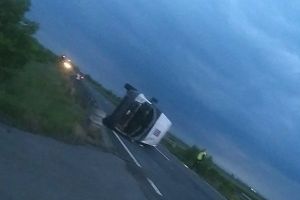 FOTO. Accident între Doba şi Decebal. Microbuz răsturnat pe şosea