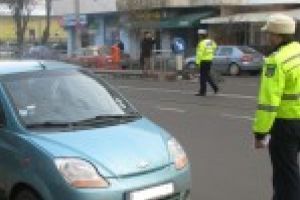 „100 DE ZILE DE MESAJE PREVENTIVE”   Daca e vineri, politistii vorbesc participantilor la trafic