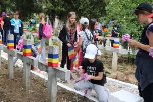 FOTOREPORTAJ la Monumentul Eroilor de la Oarba de Mureş. Flori şi recunoştinţă pentru Eroii Neamului