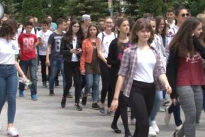 Peste 1.000 de elevi, cadre didactice, voluntari au participat joi la acţiunea „Fii ...
