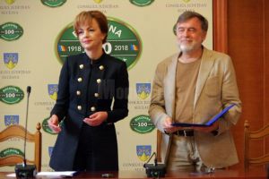 Maestrul Matei Vişniec a fost distins cu o diplomă de excelenţă pentru sprijinul acordat ...