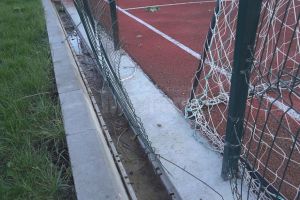 Gardul de la terenul de sport din Zona de Agrement Tătăraşi s-a rupt la numai o lună de la ...