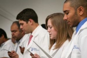 Acesta este jurământul lui Hipocrate pe care îl depun toţi medicii. „Jur pe Apollo, Panaceea, pe toţii zeii şi zeiţele”