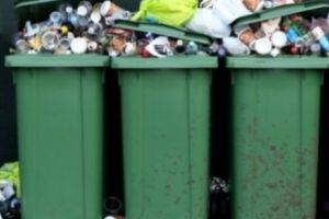 Oraş îngropat în gunoaie. Gunoierii au intrat în grevă