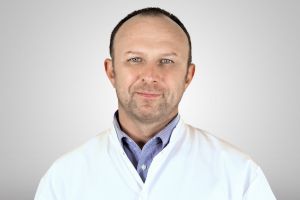 ”Magicianul” ortopediei sibiene – Povestea lui Mihai Roman, unul din cei mai buni medici ai Sibiului