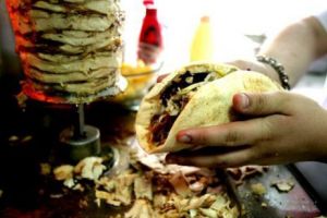 Maioneză cu salmonella la un fast-food din Iaşi. Zeci de persoane au fost internate de urgenţă la spital