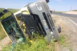 Camion răsturnat pe D.N. 13/B, între Joseni şi Praid