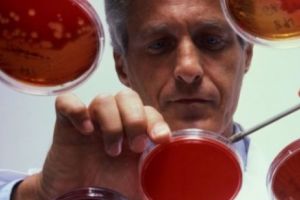 INAMICUL NECUNOSCUT din aer. Rezistenţa la TRATAMENT face EPIDEMIILE să fie IMPREVIZIBILE şi MORTALE