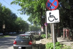 Politia Locala pune tunurile pe soferii cu legitimatii false pentru parcare pe locurile celor cu dizabilitati