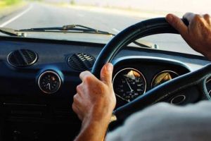 Bărbat din Cluj-Napoca, prins la volan cu permisul suspendat, cercetat de poliţişti