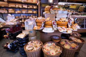 Brânzeturi produse la stână expuse spre vânzare de crescătorii de oi din Harghita