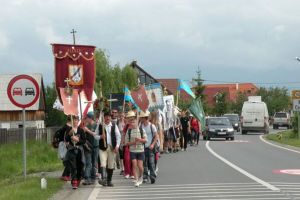 Pelerinajul de la Şumuleu Ciuc îngreunează traficul pe drumurile naţionale din Harghita