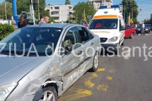 Imagini de la eveniment. Accident rutier in zona Boema din municipiul Constanta. Doua masini implicate. O fetita a fost ranita 