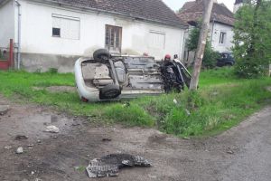 Bărbat rănit după ce s-a răsturnat cu maşina pe DJ 151 la Vermeş (FOTO)