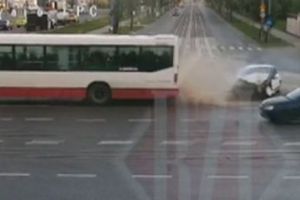 Momentul în care un autoturism SE FACE PRAF, după ce intră într-un autobuz plin cu călători! Totul a fost filmat - VIDEO