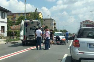 Un biciclist a ajuns la spital, dupa ce a schimbat directia de mers fara sa se asigure si a fost lovit