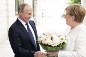 Putin a întâmpinat-o la REŞEDINŢA SA pe Merkel cu un buchet de flori în nuanţe pastelate