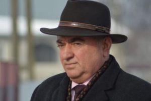 Senator ajunge în instanţă cu salariul poprit