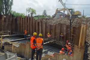 A început turnarea fundaţiei la Podul Centenarului din Oradea (FOTO)