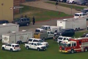 VIDEO FOTO – Atac armat la un liceu în SUA. Cel puţin zece elevi ucişi