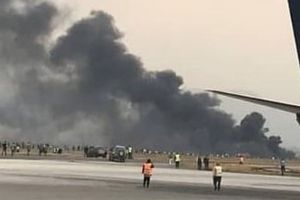 FOTO – Avion cu peste 100 de pasageri la bord prăbuşit după decolare