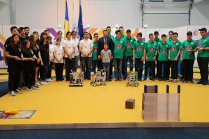 Demonstraţie de talent şi pasiune: Mai mulţi elevi arădeni şi-au etalat roboţii construiţi chiar de ei