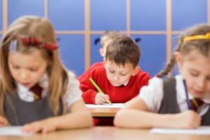 O fetiţă din clasa a IV-a, BĂTUTĂ de un învăţător până a făcut pe ea! ATENȚIE, DETALII ȘOCANTE