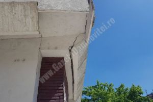 Un bloc din Târgovişte stă să cadă în capul trecătorilor