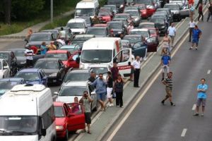 Peste 1000 de vehicule participă la cel mai mare protest motorizat din ţară pentru susţinerea construirii Autostrăzii A8