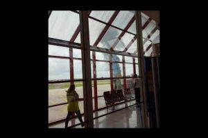 Un avion Boeing 737 cu 104 oameni la bord s-a prăbuşit la scurt timp după decolare! Doar trei supravieţuitori (VIDEO)