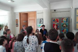 Expoziţie cu lucrări plastice şi grafică pe calculator, la Muzeul Obiceiurilor Populare din ...