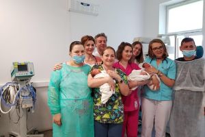 Caz rar la Timisoara. O mama a nascut tripleti. Toti copiii provin din acelasi embrion