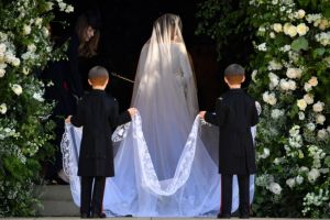Meghan Markle a ajuns la capela St. George din castelul Windsor. Ceremonia religioasa a inceput. Cum arata rochia miresei