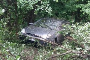 FOTO – Maşină răsturnată într-o râpă pe DN1 – Hula Bradului