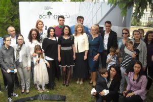 Ecologizare cu stil: tocuri şi papion accesorizate cu saci menajeri şi mănuşi