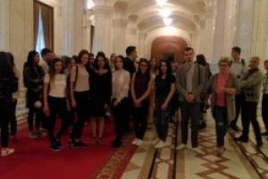 Deputatul social-democrat Vasile Cocoş a răsplătit olimpicii din Horezu