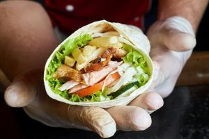 Îngrozitor! Un băieţel de trei ani a decedat după ce au mâncat şaorma infestată cu Salmonella