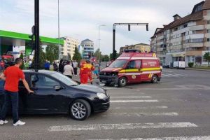FOTO, VIDEO: ACCIDENT rutier în Alba Iulia, în intersecţia de la stadion. Coliziune între o ambulanţă SMURD şi un autoturism