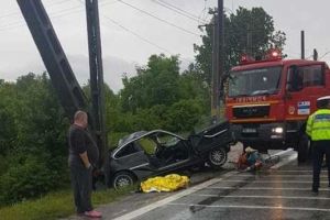 Tragedia serii in Romania: Accident rutier grav. Un mort si doi raniti. Un tanar a intrat cu masina in stalp