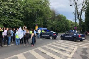 Scandal la intrare în Bucureşti! Românii care vor autostrăzi în Moldova au fost opriţi la ”porţile” Capitalei