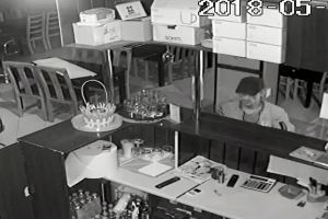 Cum se fură un telefon dintr-un restaurant