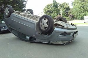 ACCIDENT rutier pe DN1, localitatea Dumbrava. Două persoane au fost rănite după ce o maşină s-a răsturnat