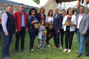 Politicienii din Prahova au gustat din ciresele de Paulesti, la Festivalul organizat de Primaria comunei