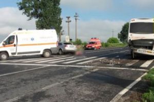 Grav accident, la Hârşova. Tânăr decedat. Coliziune violentă între un autoturism şi un autobuz de persoane