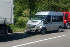 Un microbuz în care se aflau şapte copii a intrat într-un tir în Pădurea Bogăţii