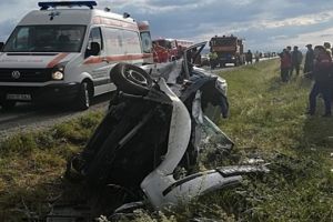 Accident la Tărlungeni produs de un şofer beat. Două persoane rănite, un autoturism răsturnat (Foto)