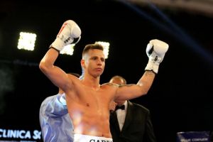 Boxerul Florin Cardos a cucerit titlul european UE la categoria super-usoara. Victorie prin KO!