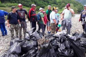 FOTO – Ecologizare pe Valea Oltului. Pescarii au strâns sute de saci cu gunoaie