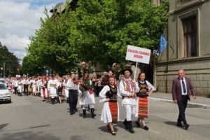 De Maial, elevii năsăudeni au îmbrăcat din nou costumele populare (FOTO)