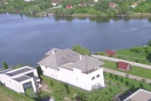 VEDETA CĂPȘUNARILOR stă în arest cu VILĂ şi PISCINĂ